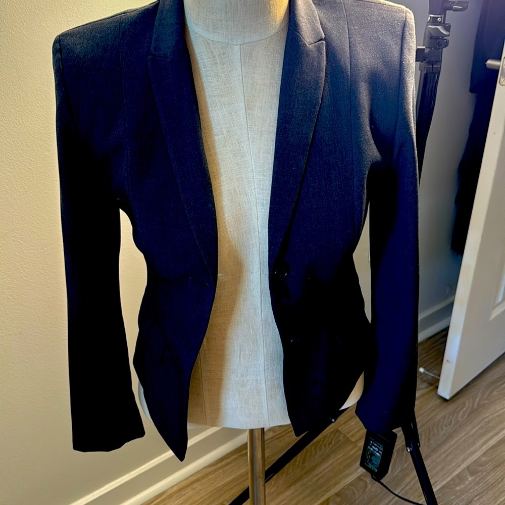 Fitted tahari women’s blazer in dark grey.